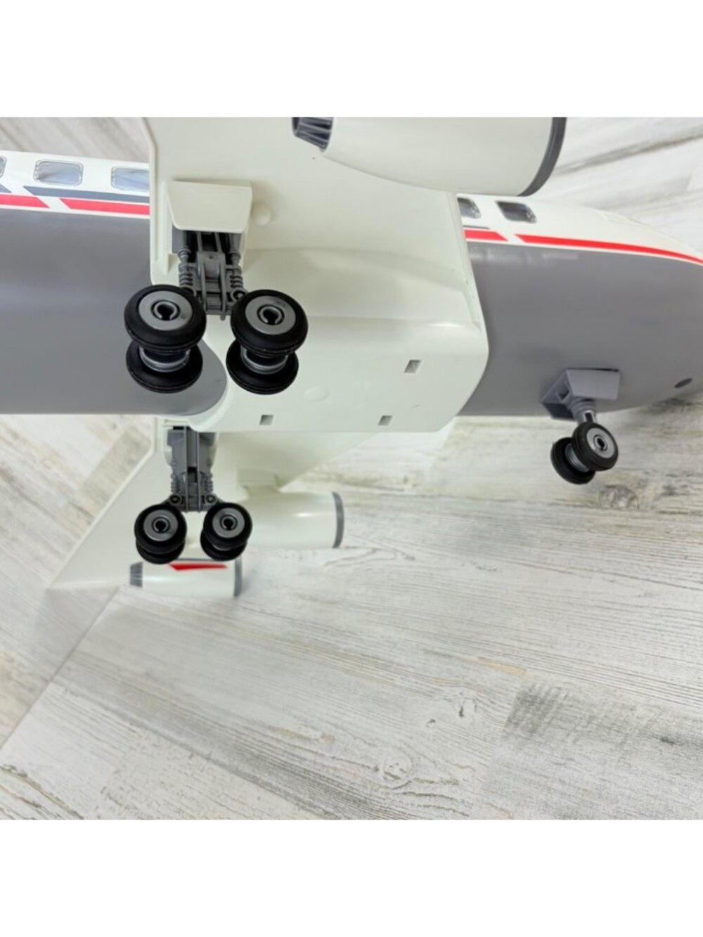 Playmobil 4310 Pacific Airlines Cargo Air Plane with Pilot and Flight Attendant - Picture 16 of 16